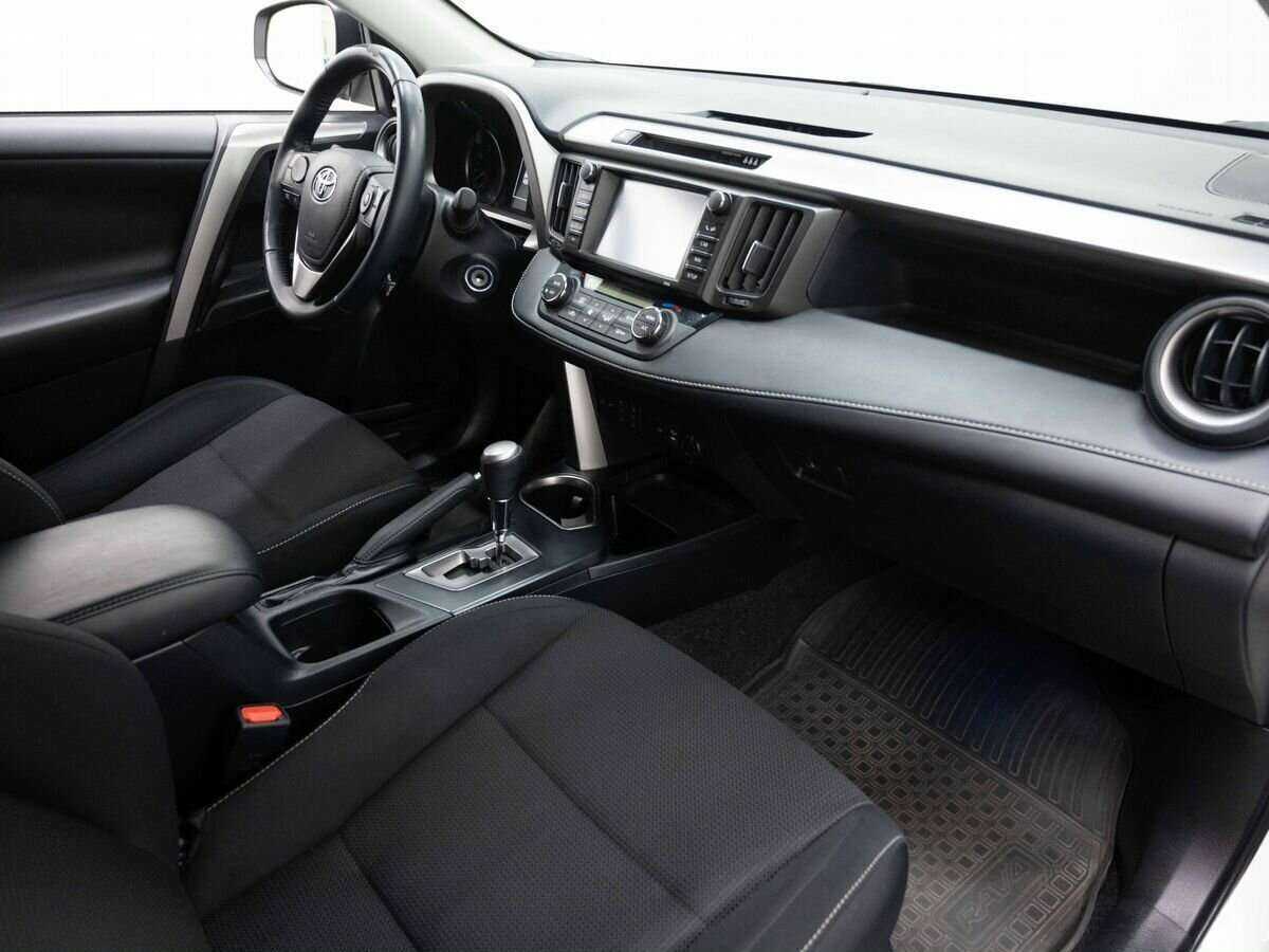 Toyota RAV4 с пробегом — 2017 год. Фото: #8