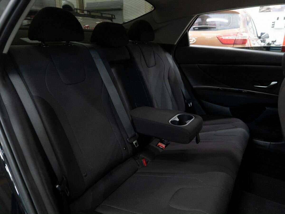 Hyundai Elantra с пробегом — 2021 год. Фото: #8