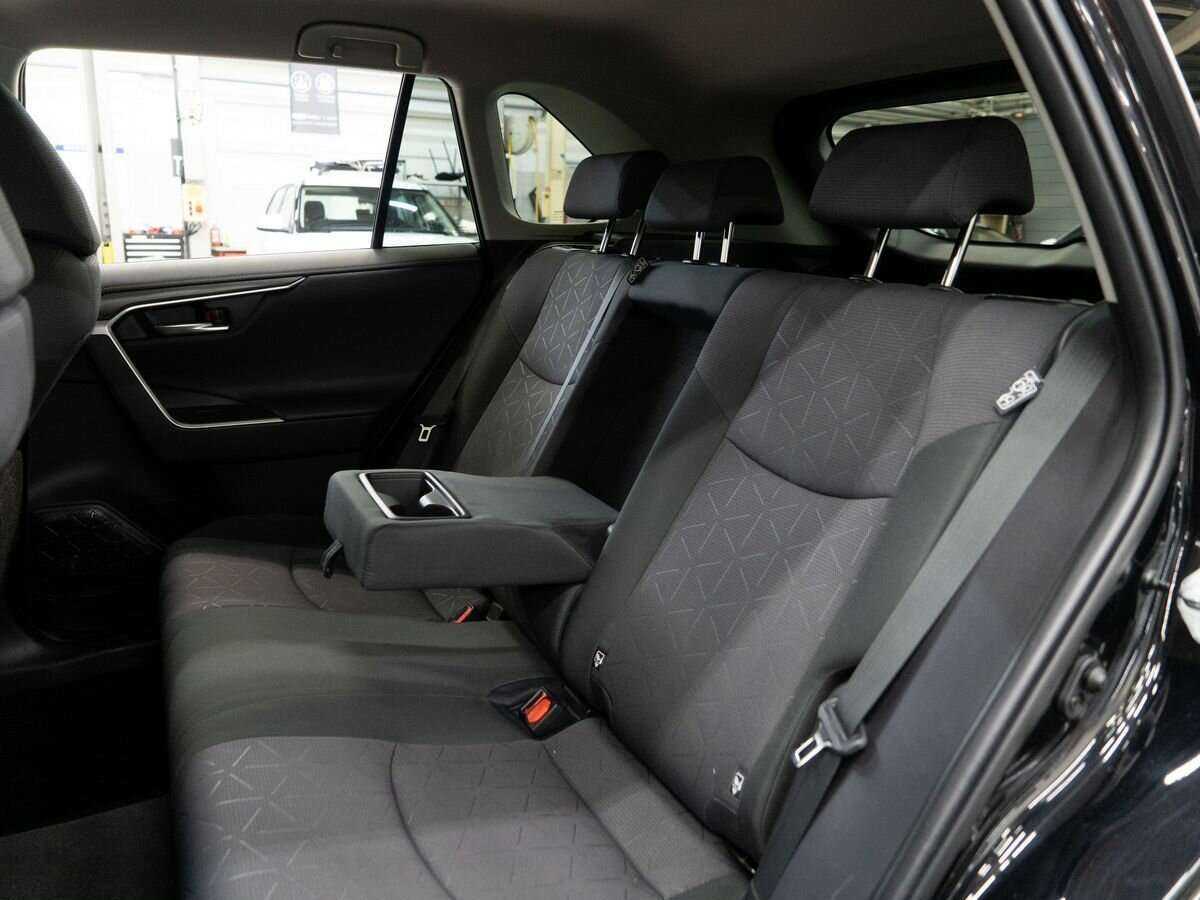 Toyota RAV4 с пробегом — 2019 год. Фото: #6