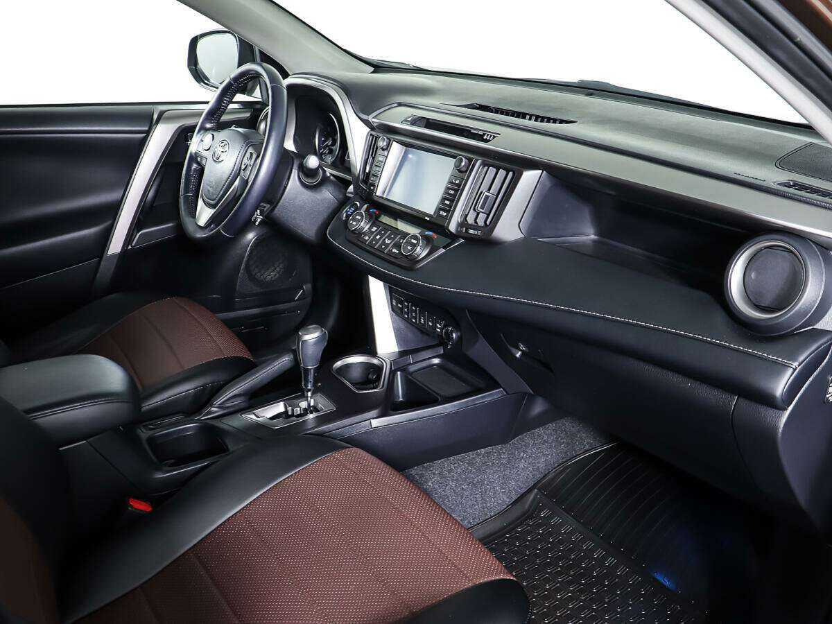 Toyota RAV4 с пробегом — 2018 год. Фото: #7