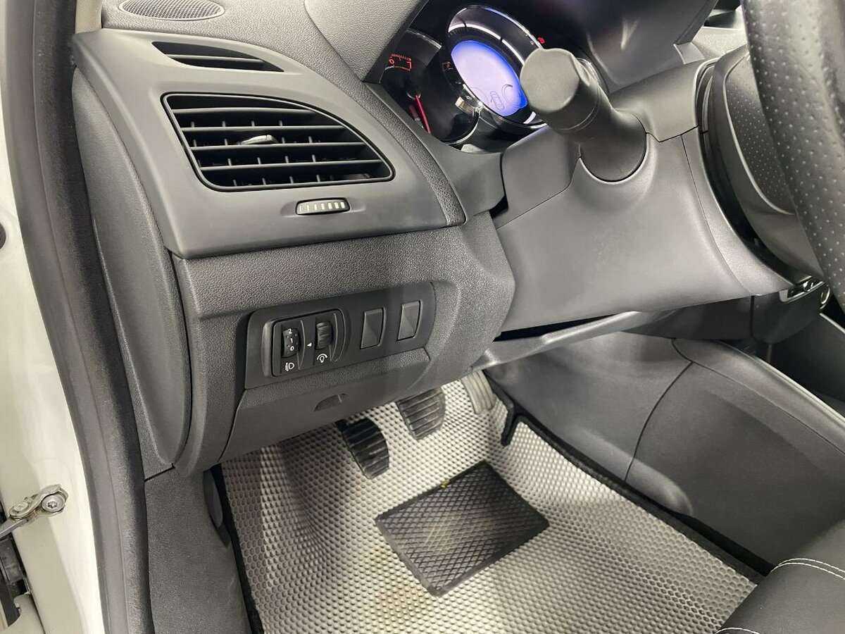 Renault Fluence с пробегом — 2015 год. Фото: #8