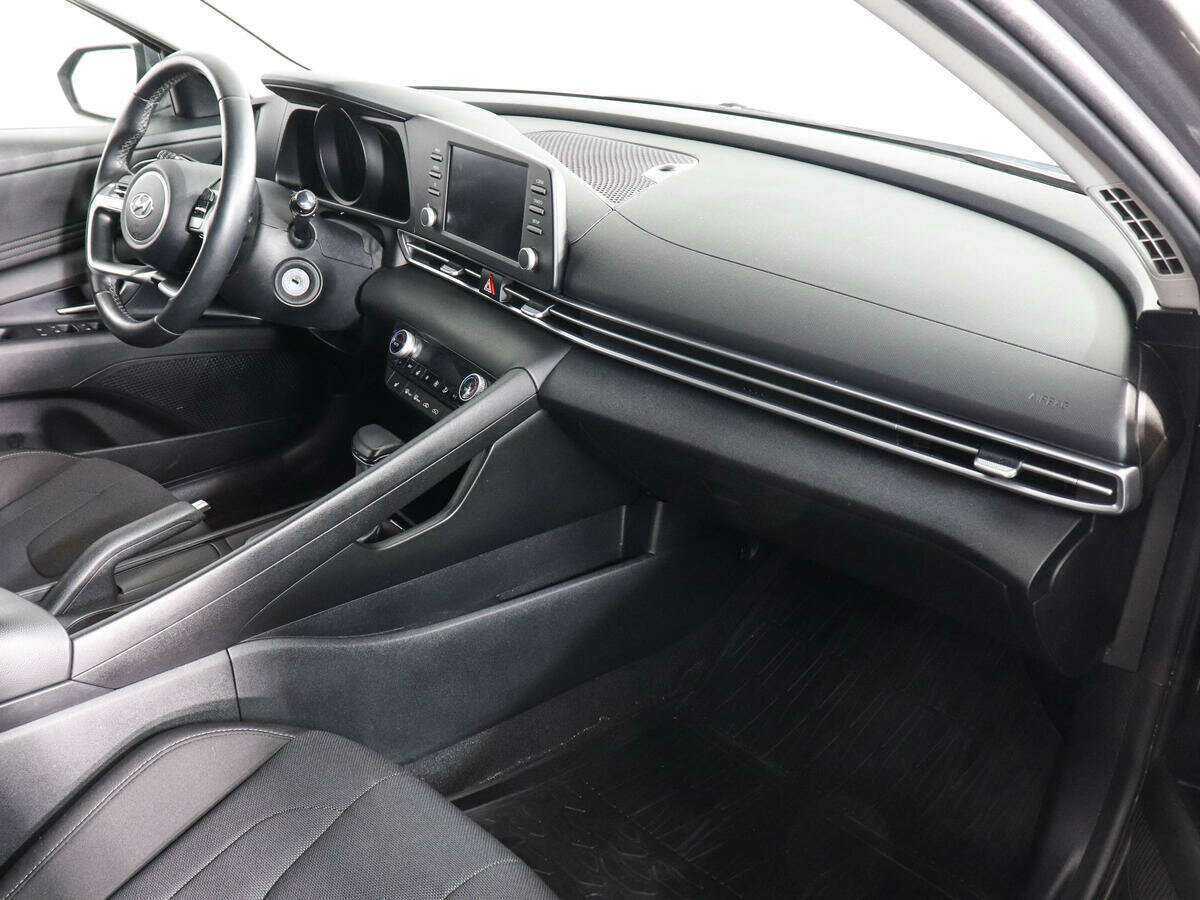 Hyundai Elantra с пробегом — 2022 год. Фото: #10