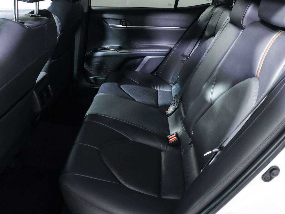 Toyota Camry с пробегом — 2018 год. Фото: #6