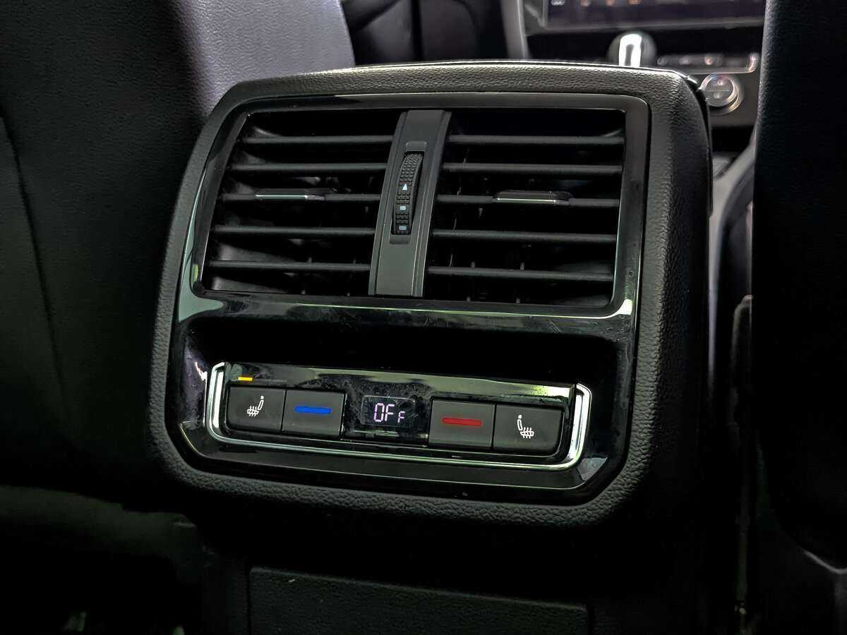 Volkswagen Passat с пробегом — 2019 год. Фото: #21