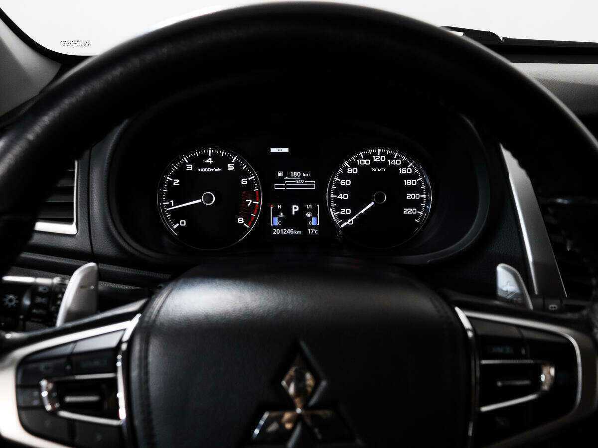 Mitsubishi Pajero Sport с пробегом — 2016 год. Фото: #17