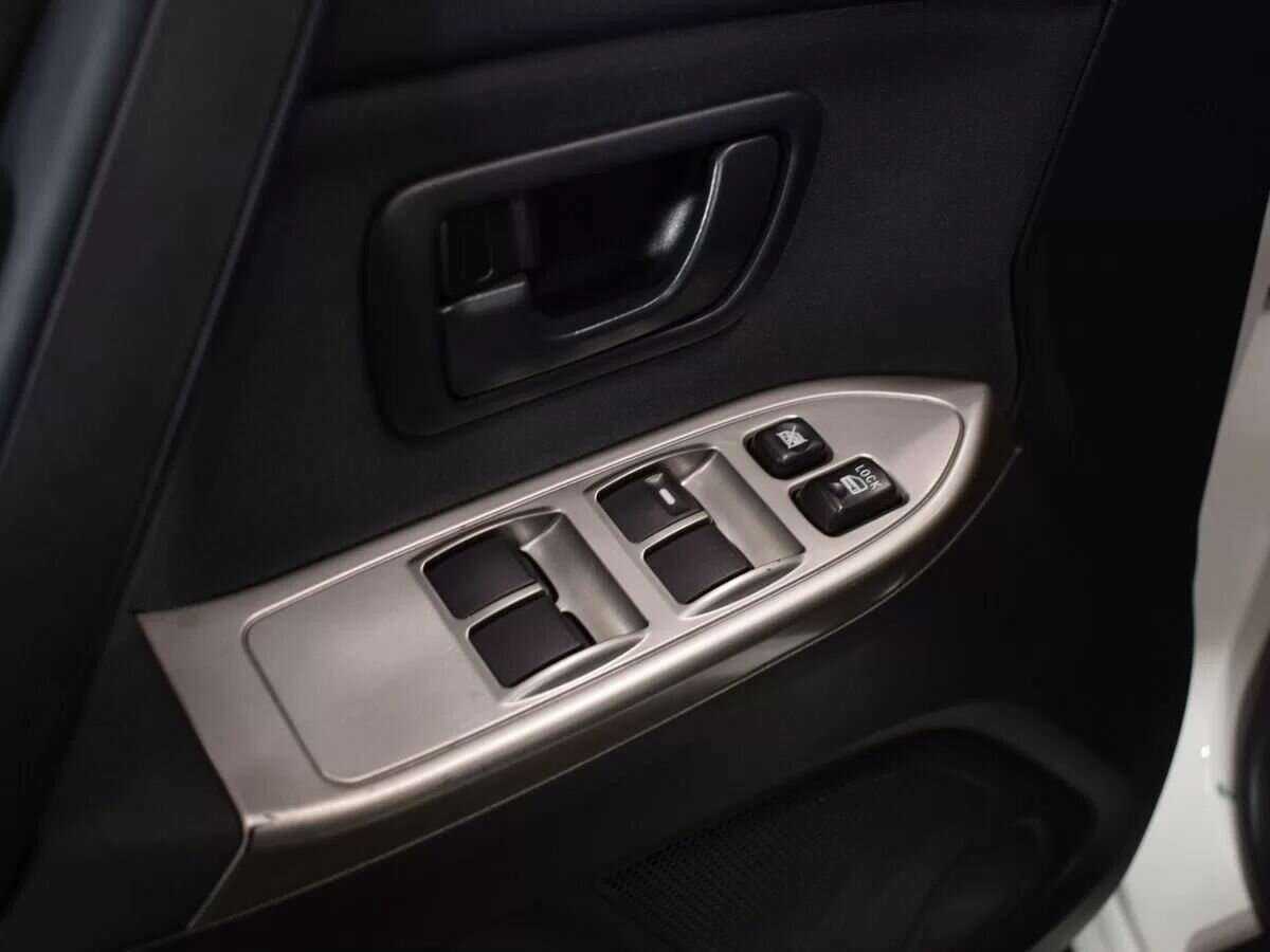 Mitsubishi Pajero с пробегом — 2015 год. Фото: #12