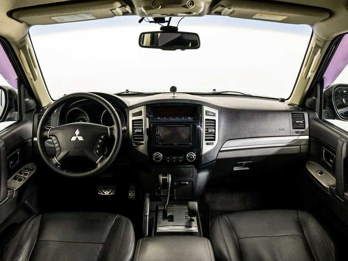 Mitsubishi Pajero с пробегом — 2015 год. Фото: #12