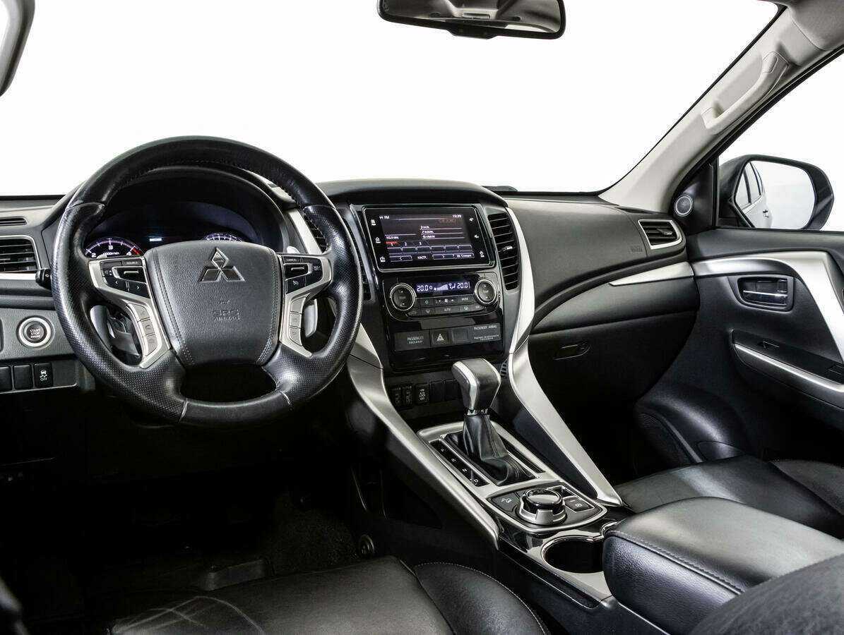 Mitsubishi Pajero Sport с пробегом — 2017 год. Фото: #6