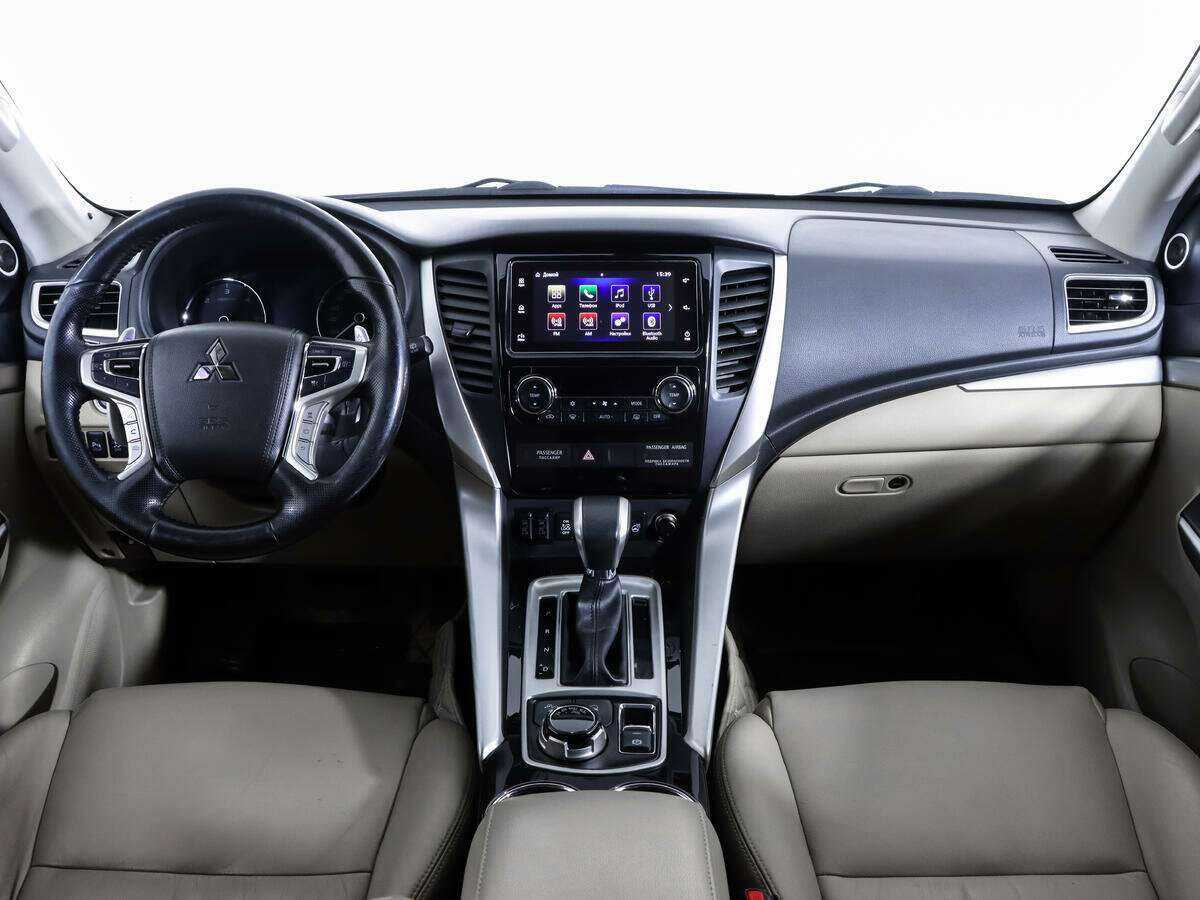 Mitsubishi Pajero Sport с пробегом — 2017 год. Фото: #9
