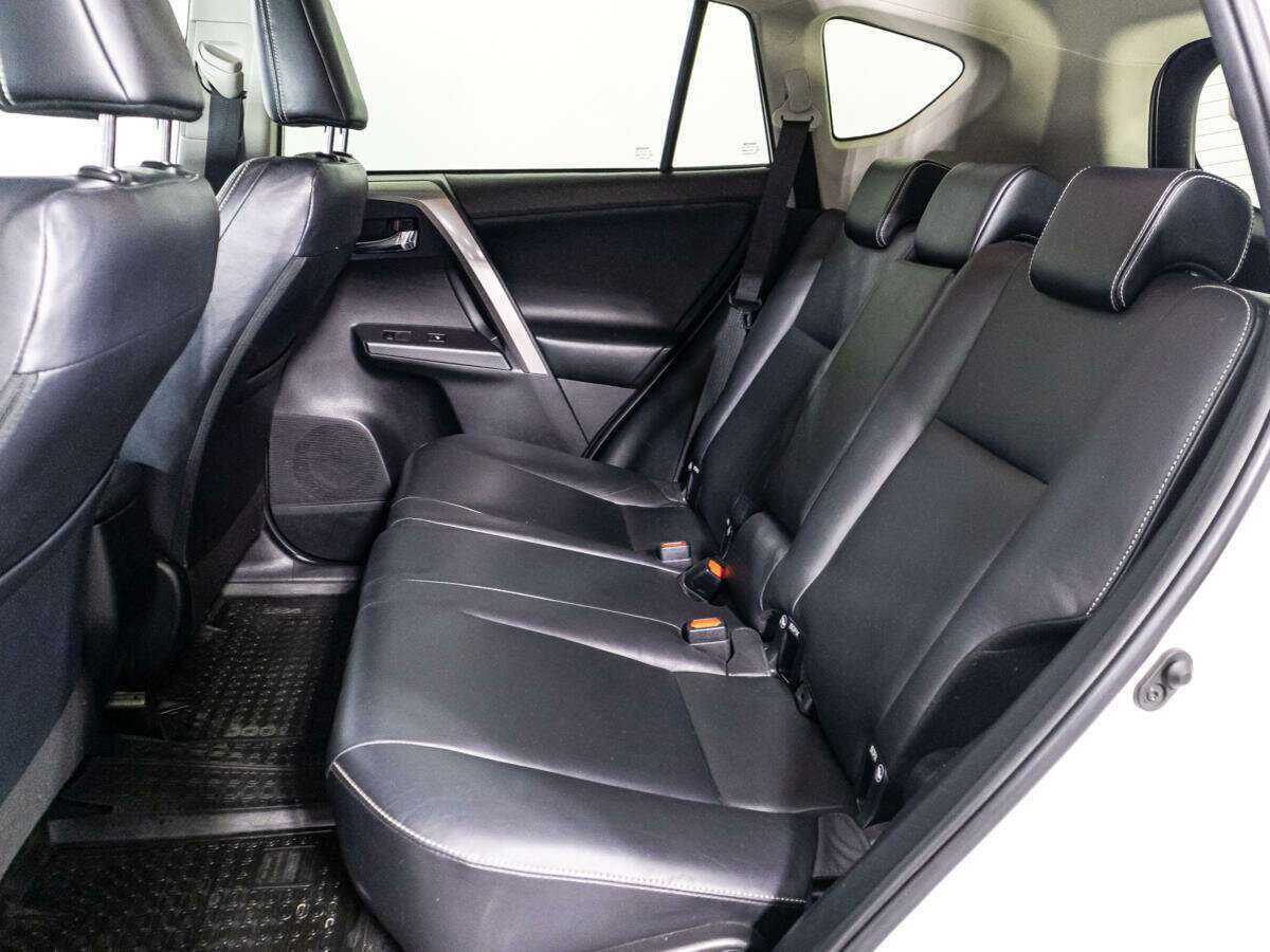 Toyota RAV4 с пробегом — 2018 год. Фото: #9