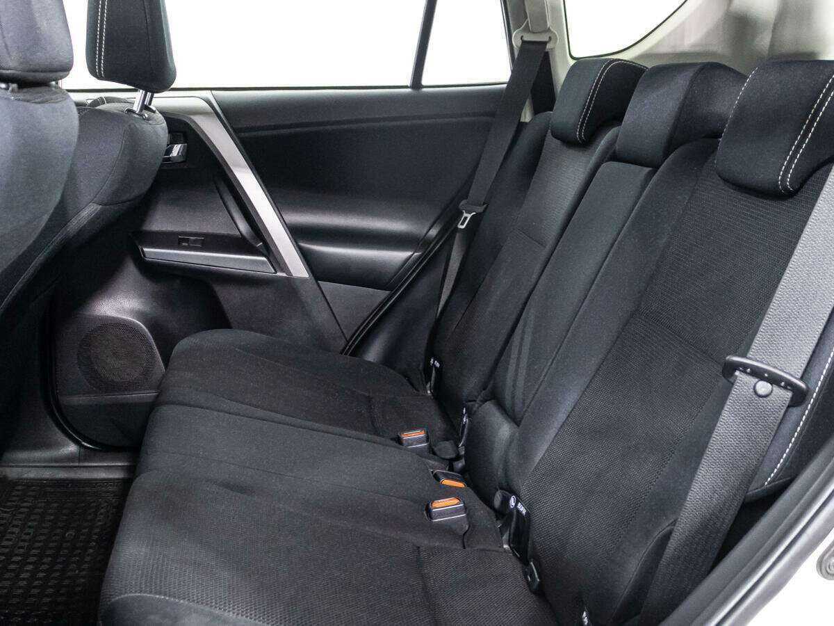 Toyota RAV4 с пробегом — 2017 год. Фото: #9