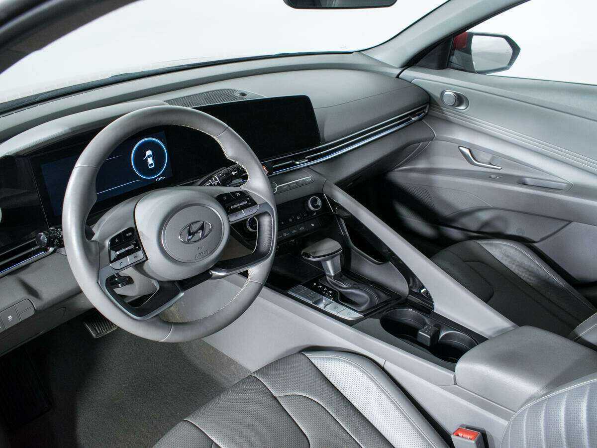 Hyundai Elantra с пробегом — 2021 год. Фото: #12