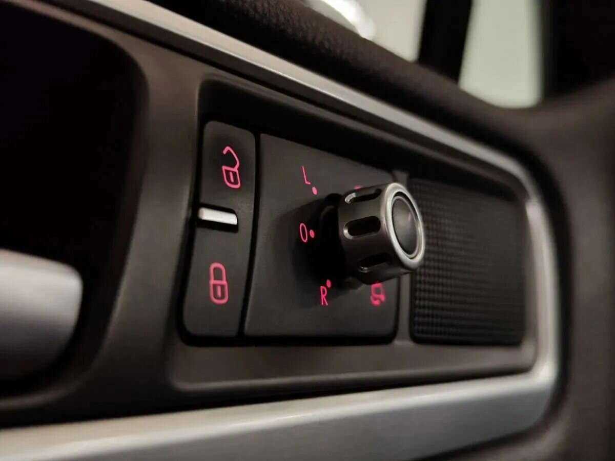 Volkswagen Touareg с пробегом — 2014 год. Фото: #11