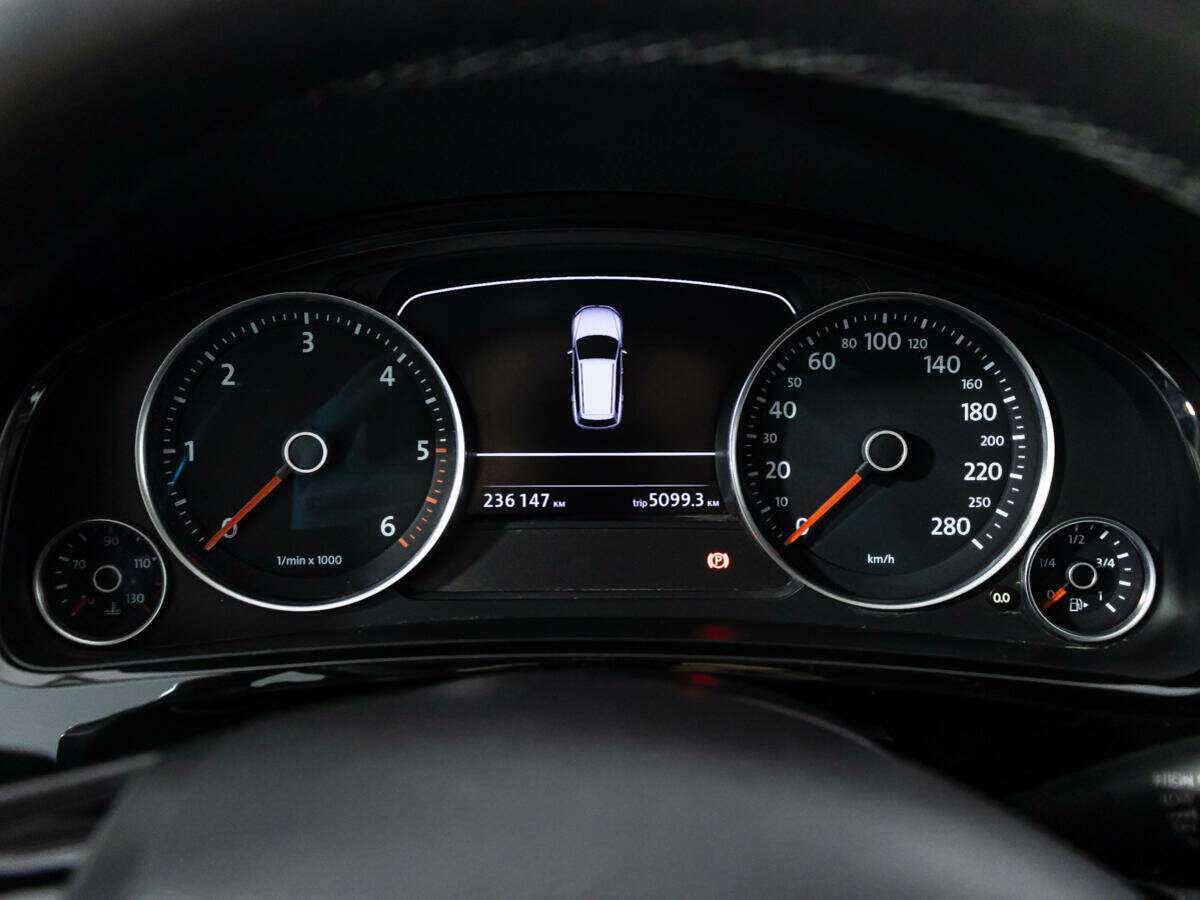 Volkswagen Touareg с пробегом — 2012 год. Фото: #11