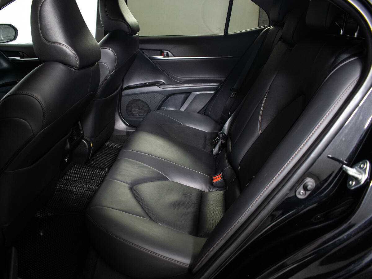 Toyota Camry с пробегом — 2018 год. Фото: #9