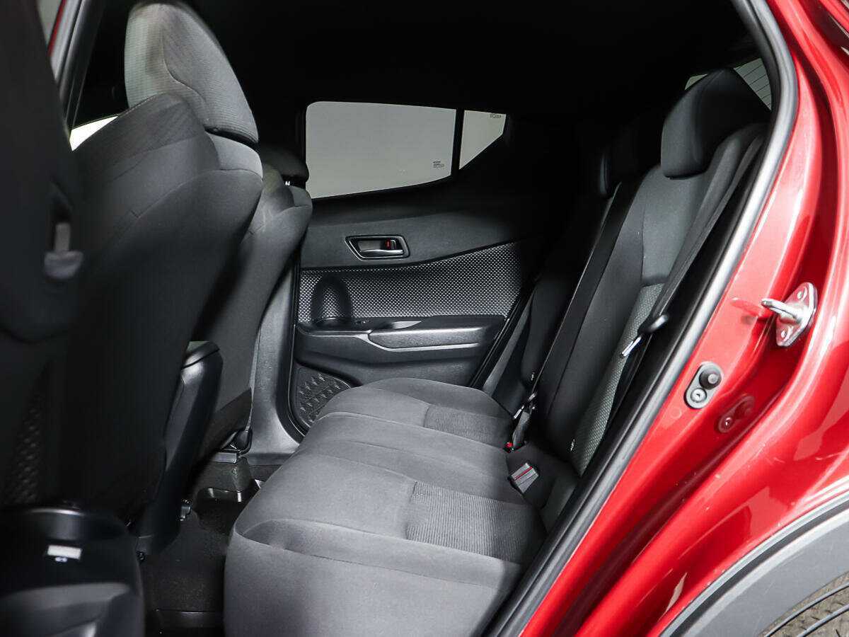 Toyota C-HR с пробегом — 2019 год. Фото: #9