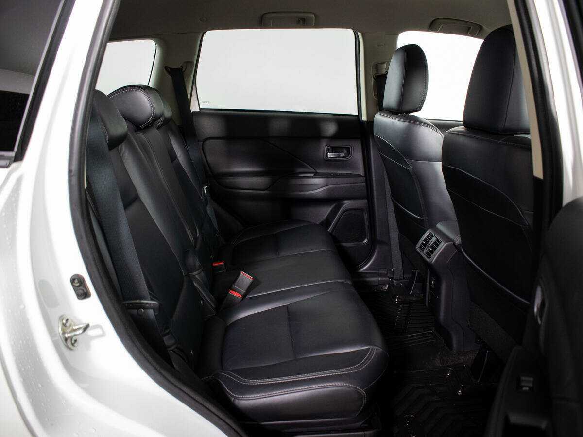 Mitsubishi Outlander с пробегом — 2020 год. Фото: #9