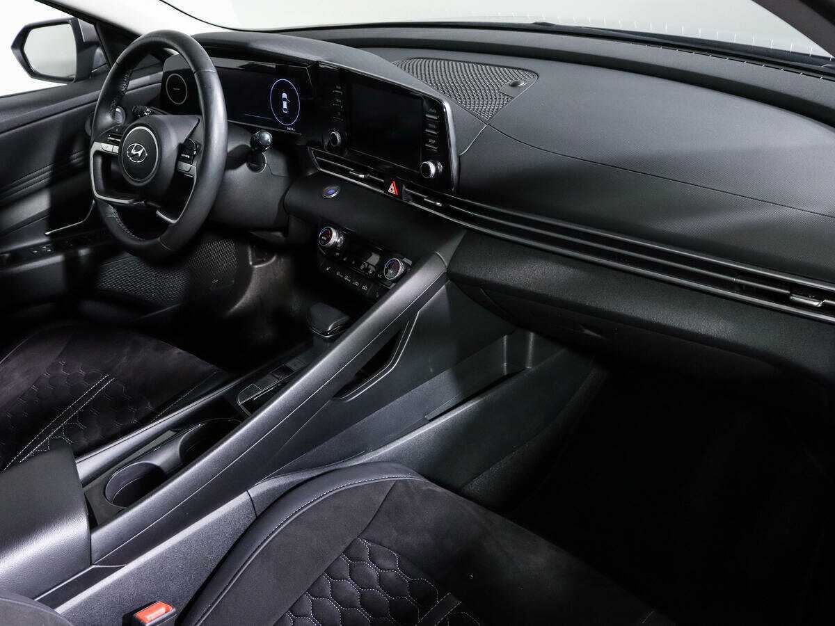 Hyundai Elantra с пробегом — 2022 год. Фото: #9