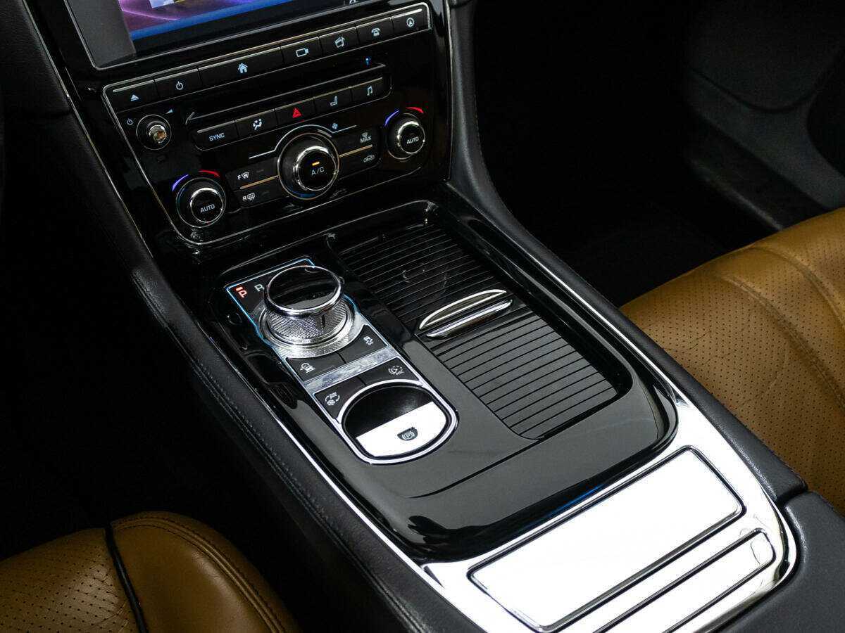 Jaguar XJ с пробегом — 2016 год. Фото: #23