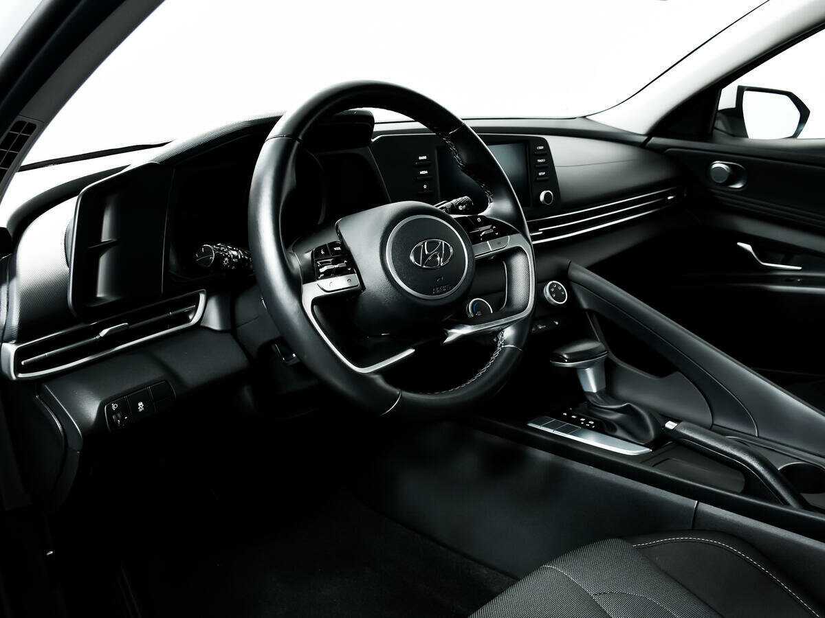 Hyundai Elantra с пробегом — 2022 год. Фото: #12