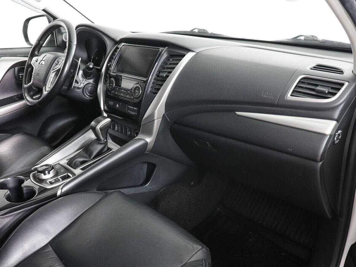 Mitsubishi Pajero Sport с пробегом — 2018 год. Фото: #9