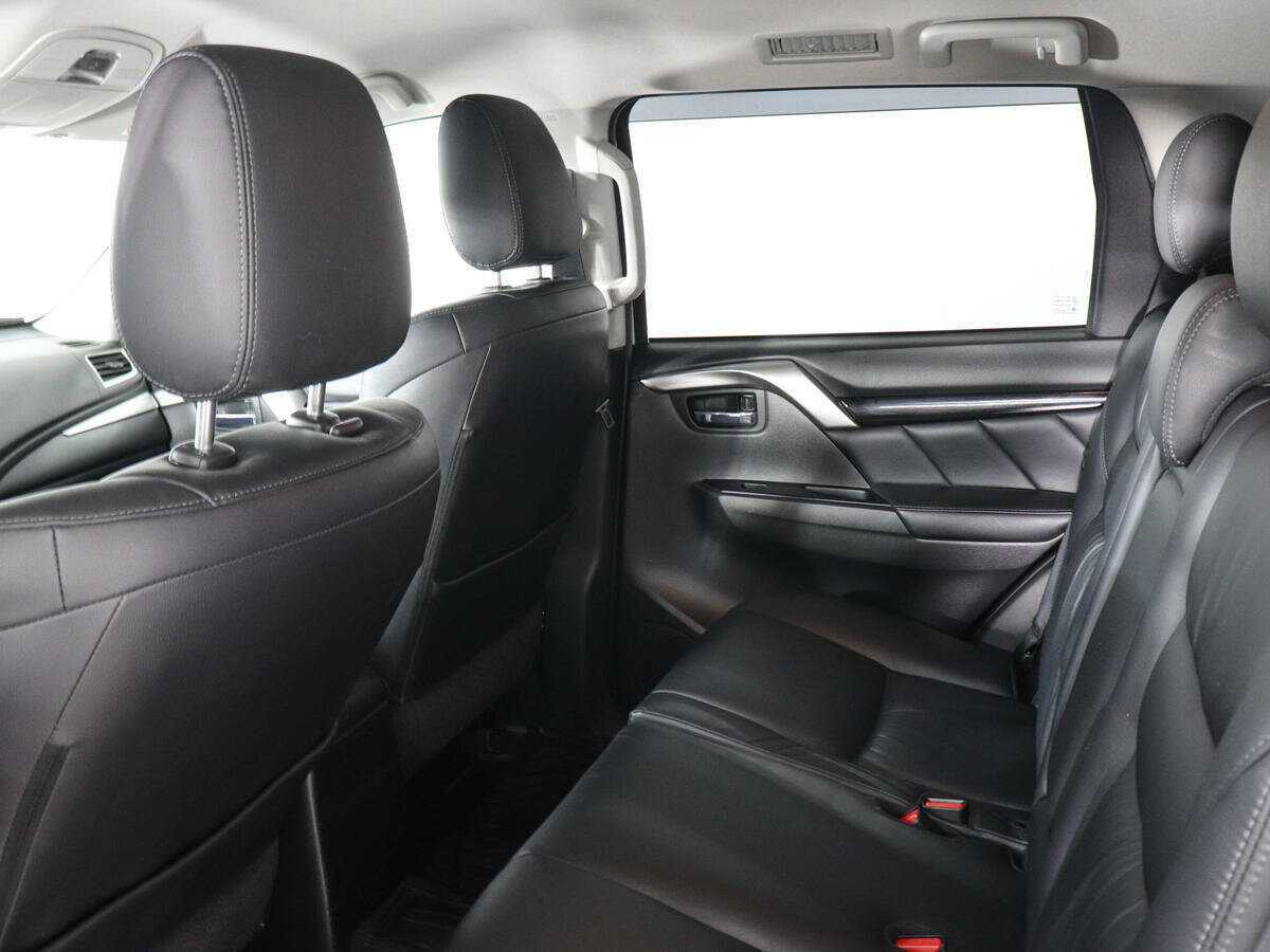 Mitsubishi Pajero Sport с пробегом — 2018 год. Фото: #11