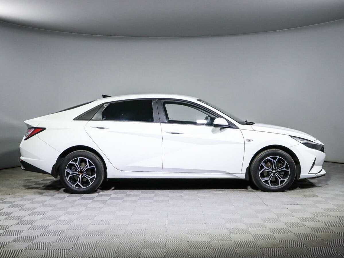 Hyundai Elantra с пробегом — 2021 год. Фото: #3