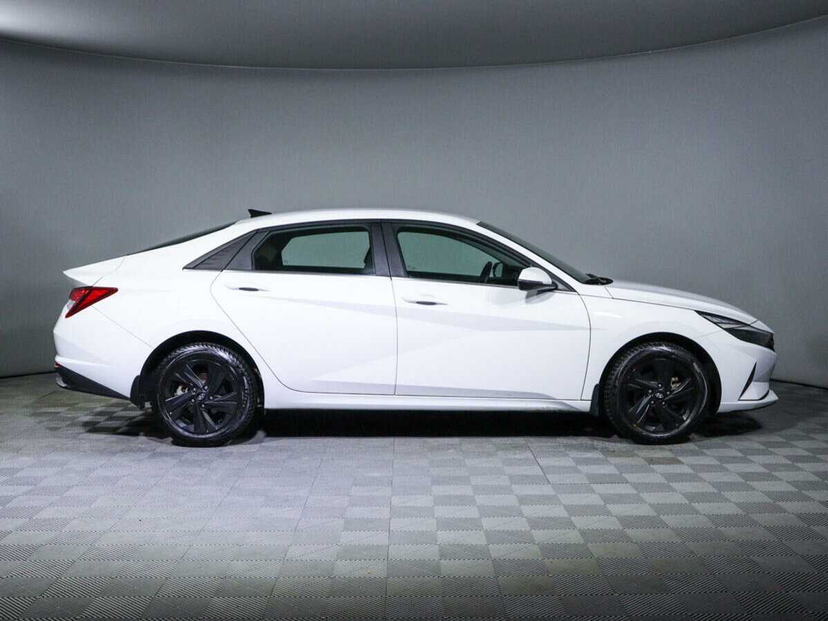 Hyundai Elantra с пробегом — 2021 год. Фото: #3