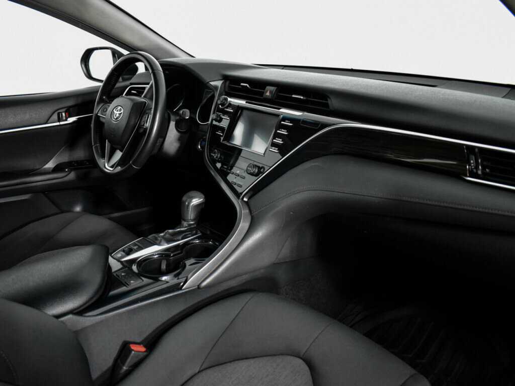 Toyota Camry с пробегом — 2018 год. Фото: #10