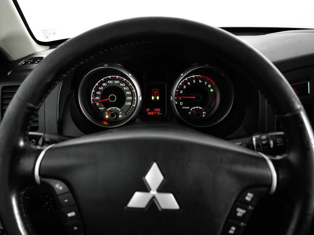 Mitsubishi Pajero с пробегом — 2014 год. Фото: #10