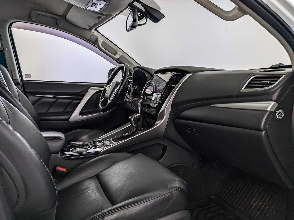 Mitsubishi Pajero Sport с пробегом — 2017 год. Фото: #10