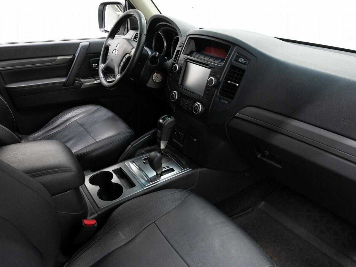 Mitsubishi Pajero с пробегом — 2013 год. Фото: #11