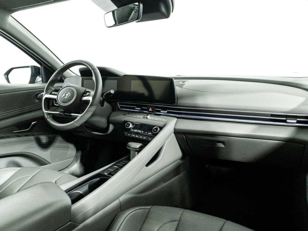 Hyundai Elantra с пробегом — 2021 год. Фото: #8