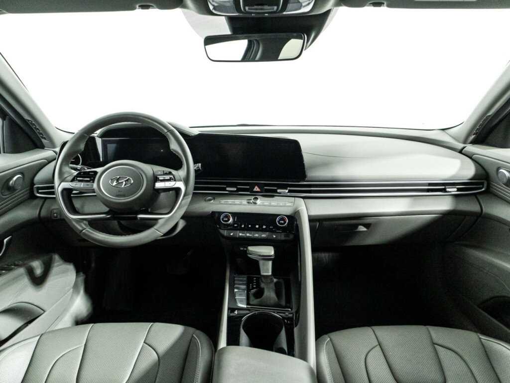 Hyundai Elantra с пробегом — 2021 год. Фото: #12