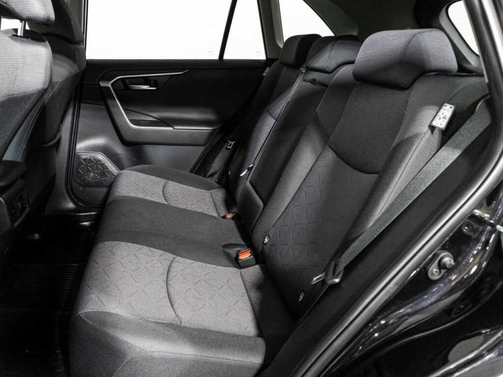 Toyota RAV4 с пробегом — 2020 год. Фото: #9