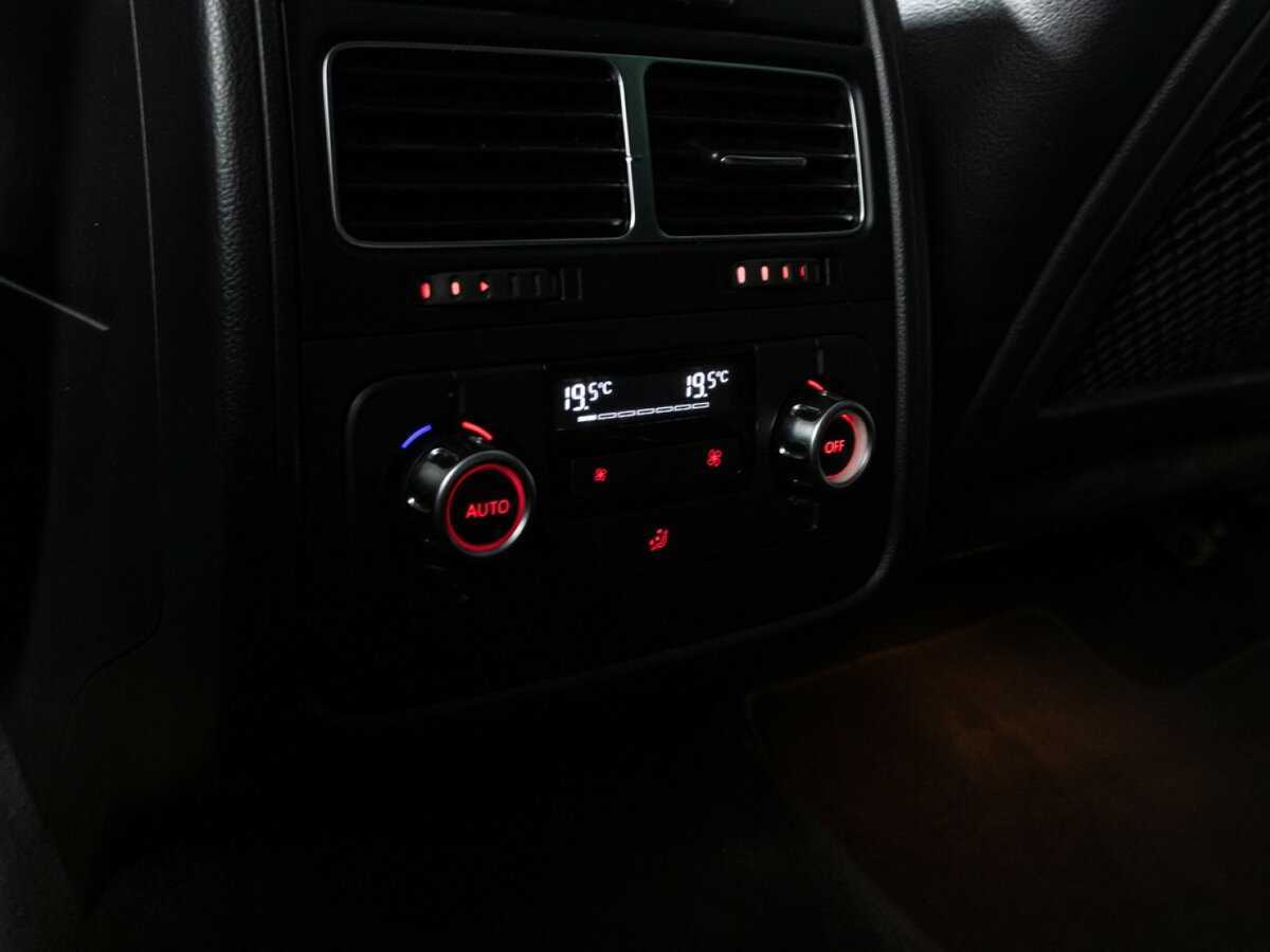 Volkswagen Touareg с пробегом — 2012 год. Фото: #17