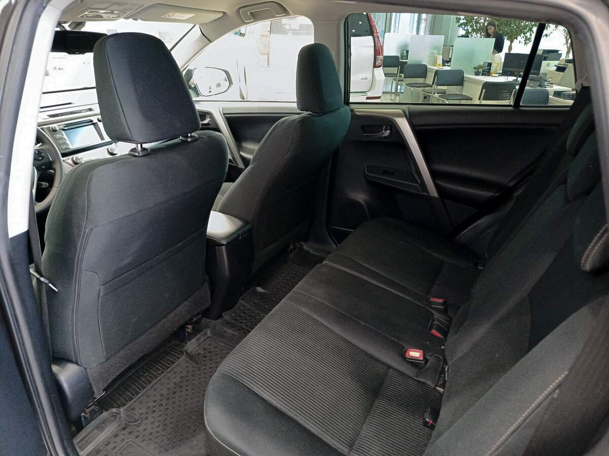 Toyota RAV4 с пробегом — 2015 год. Фото: #11