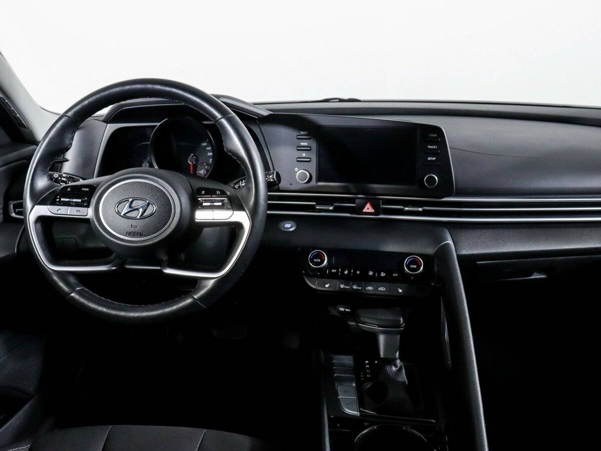 Hyundai Elantra с пробегом — 2021 год. Фото: #7