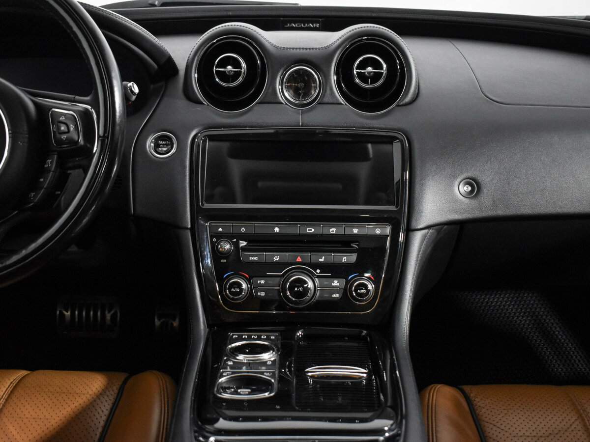 Jaguar XJ с пробегом — 2016 год. Фото: #15
