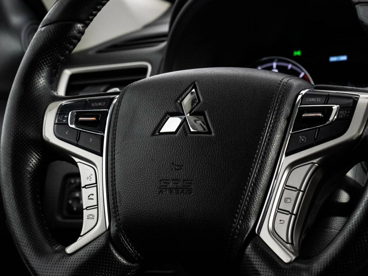 Mitsubishi Pajero Sport с пробегом — 2017 год. Фото: #12