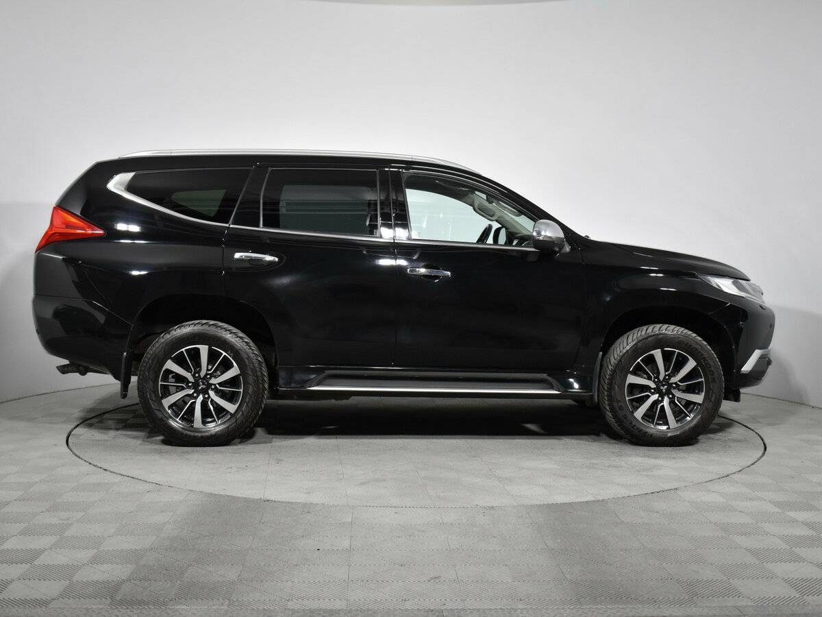 Mitsubishi Pajero Sport с пробегом — 2017 год. Фото: #3