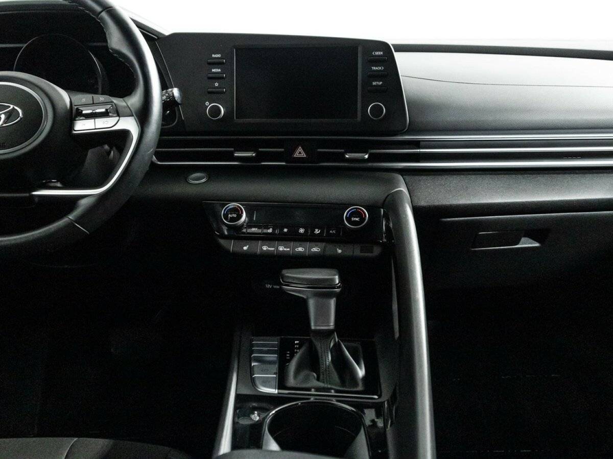 Hyundai Elantra с пробегом — 2021 год. Фото: #13