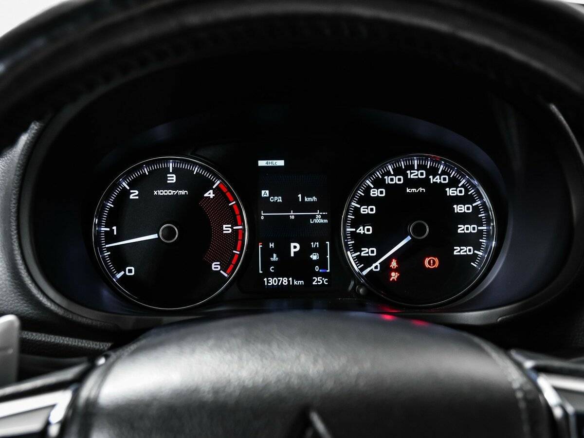 Mitsubishi Pajero Sport с пробегом — 2017 год. Фото: #9