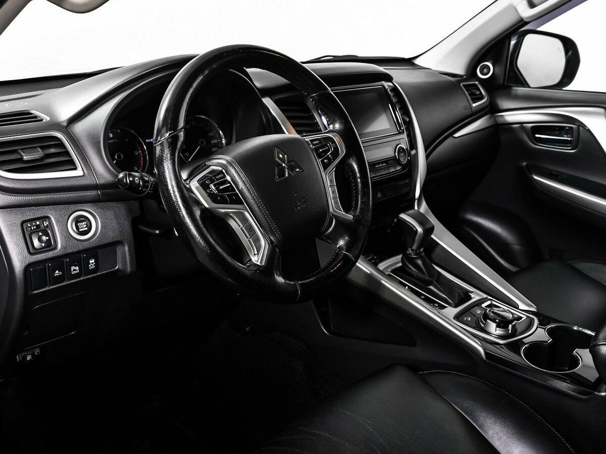 Mitsubishi Pajero Sport с пробегом — 2017 год. Фото: #11