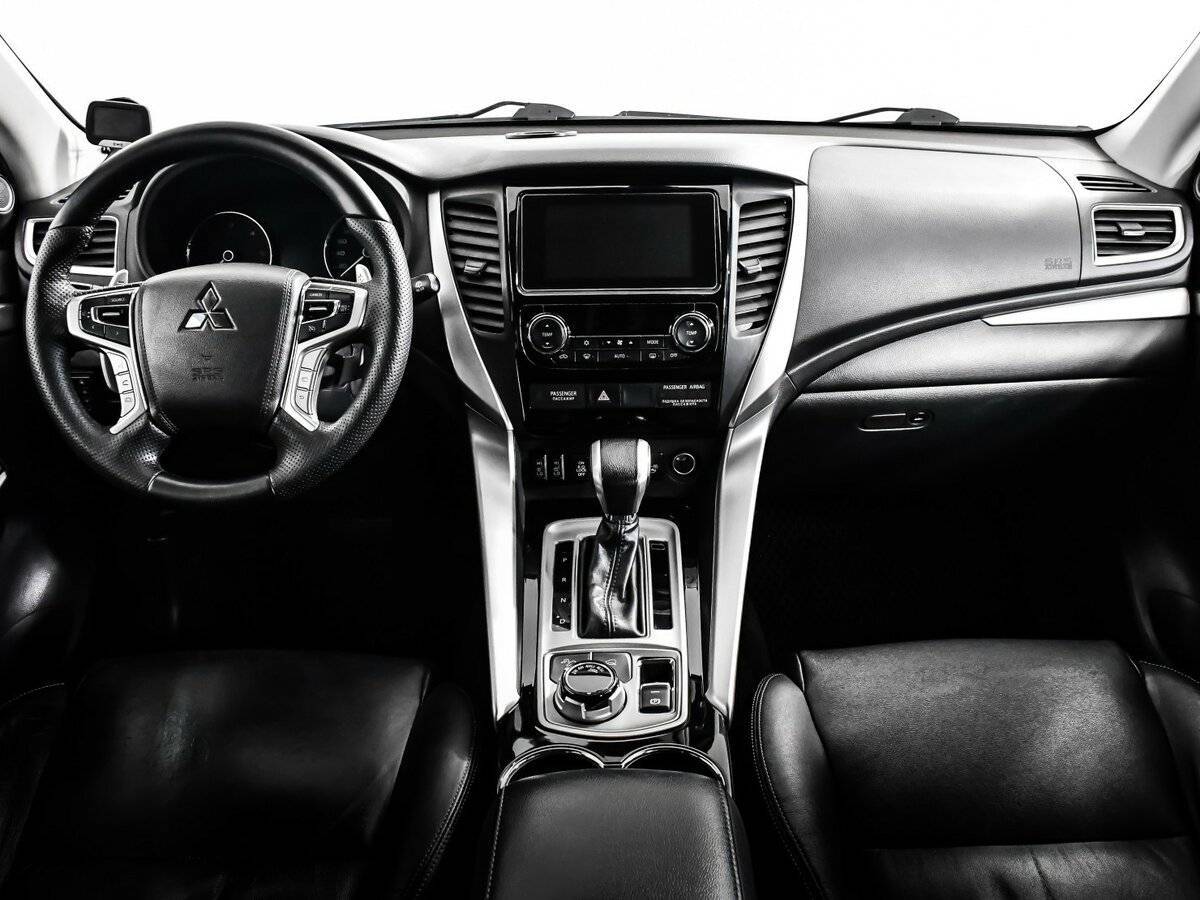 Mitsubishi Pajero Sport с пробегом — 2017 год. Фото: #10
