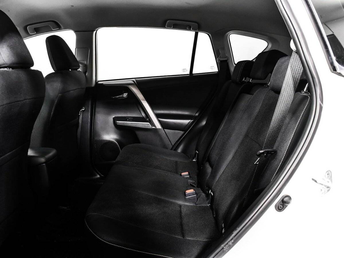 Toyota RAV4 с пробегом — 2017 год. Фото: #12