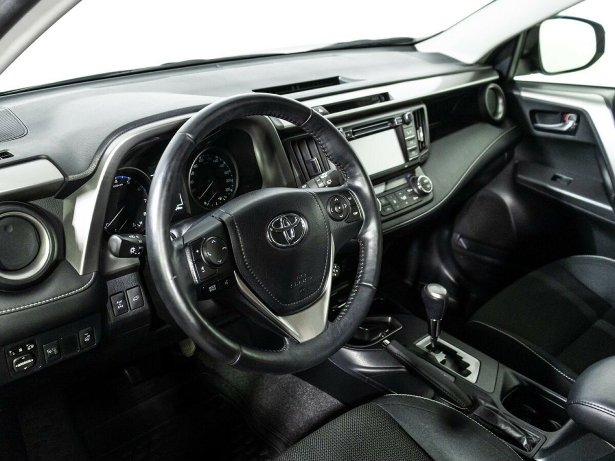 Toyota RAV4 с пробегом — 2016 год. Фото: #10