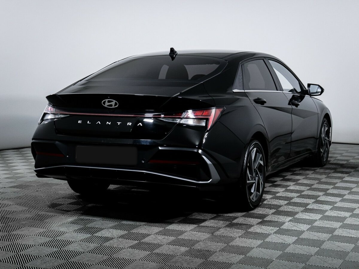 Hyundai Elantra с пробегом — 2023 год. Фото: #3