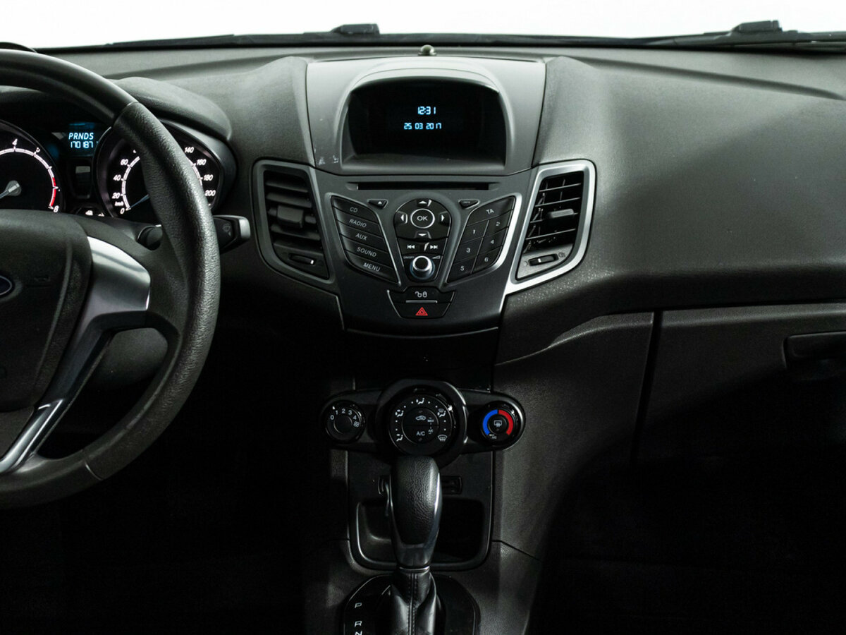 Ford Fiesta с пробегом — 2015 год. Фото: #13