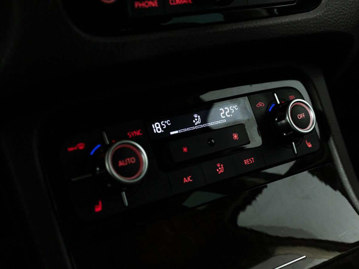 Volkswagen Touareg с пробегом — 2014 год. Фото: #18